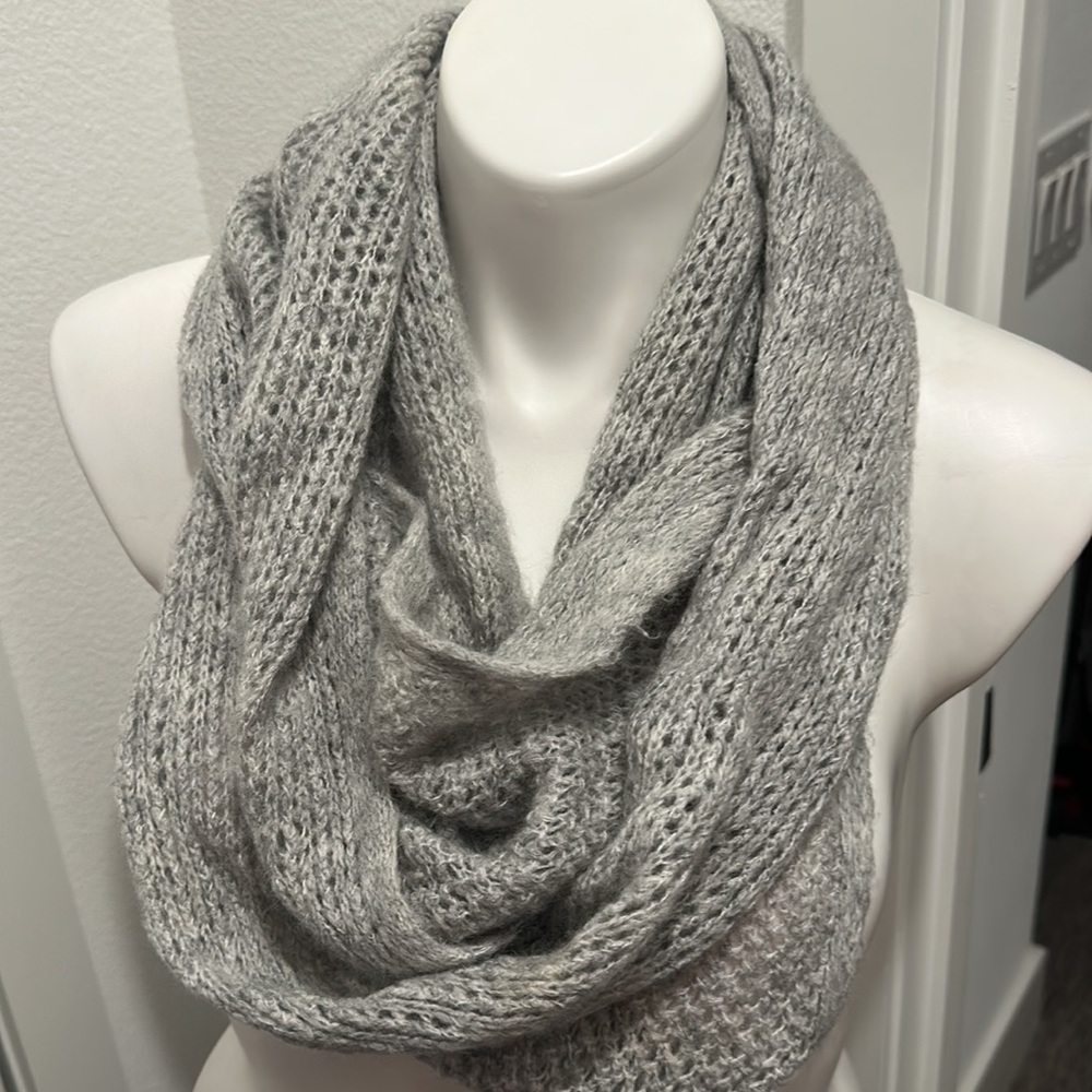 Abercrombie & Fitch Infinity Knit Scarf🧣